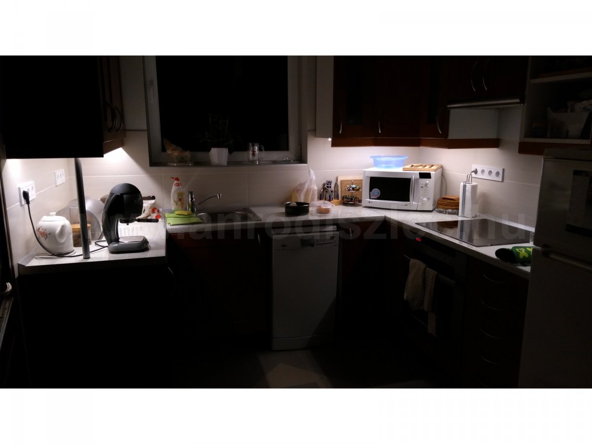 Konyhai LED pultvilágítás (csak a szekrény aljára lett felrakva a szalag)