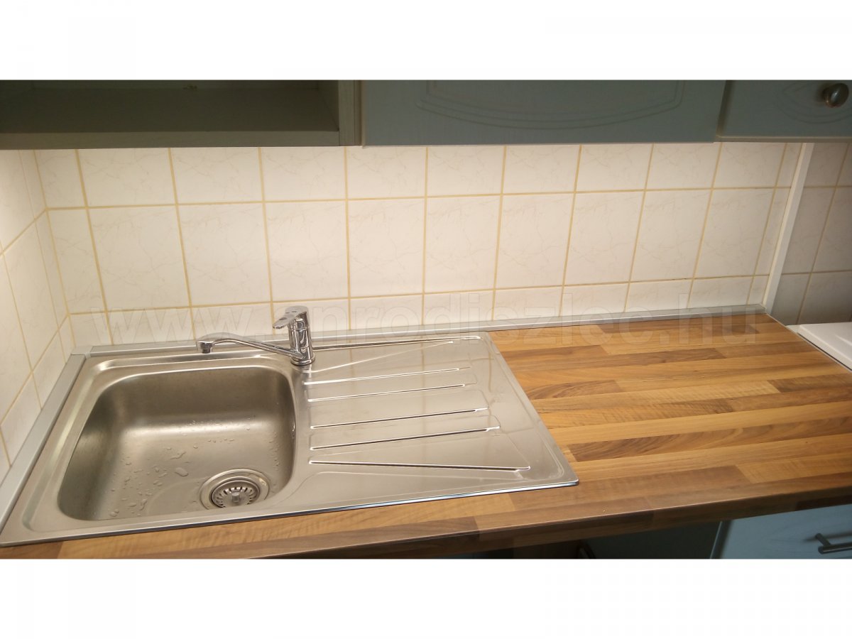 Kiváló fényű megvilágítás rozsdamentes acél mosogatótálca felett! 