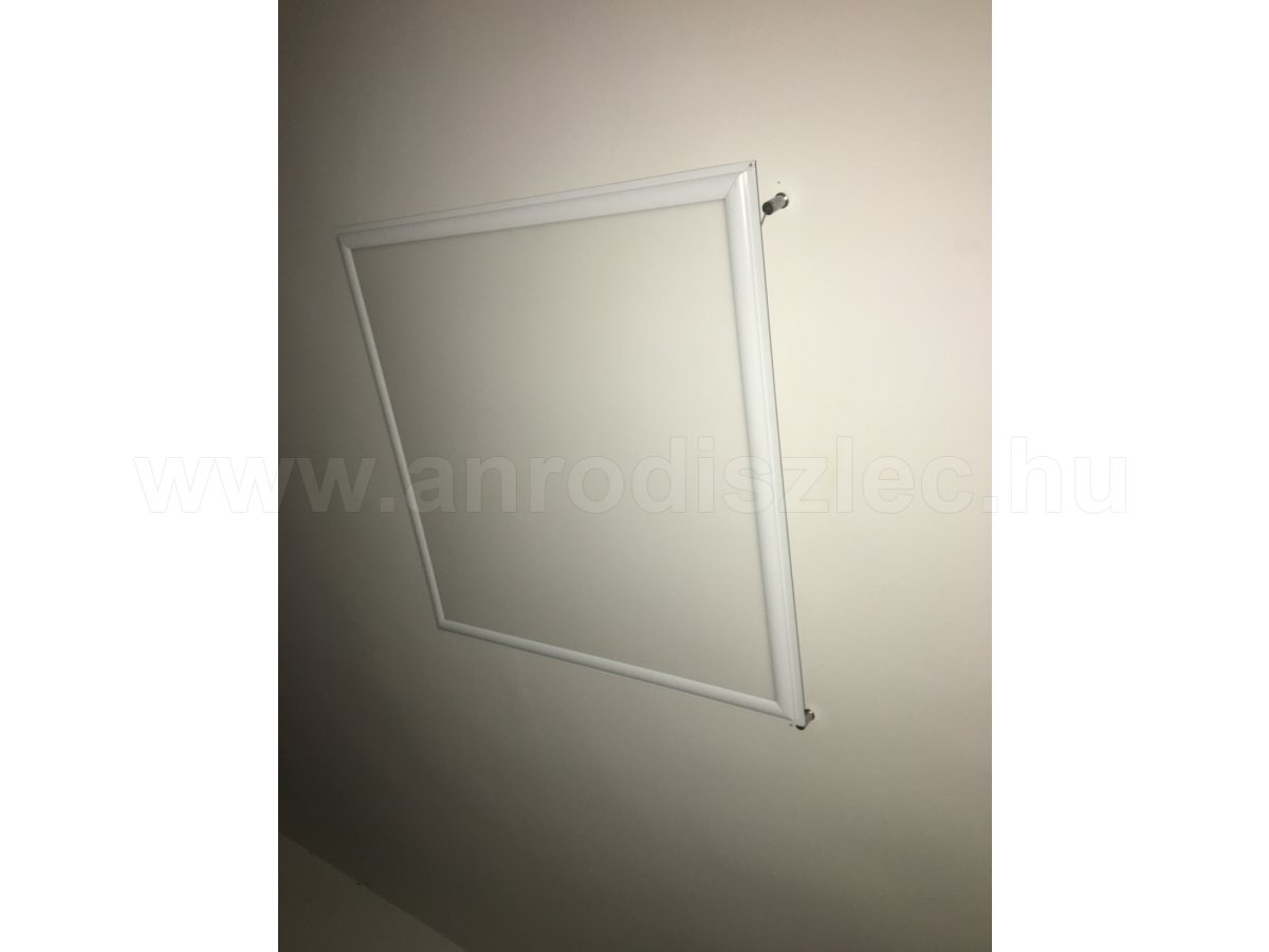 LED panel pár centis függesztékkel, plafonra szerelve