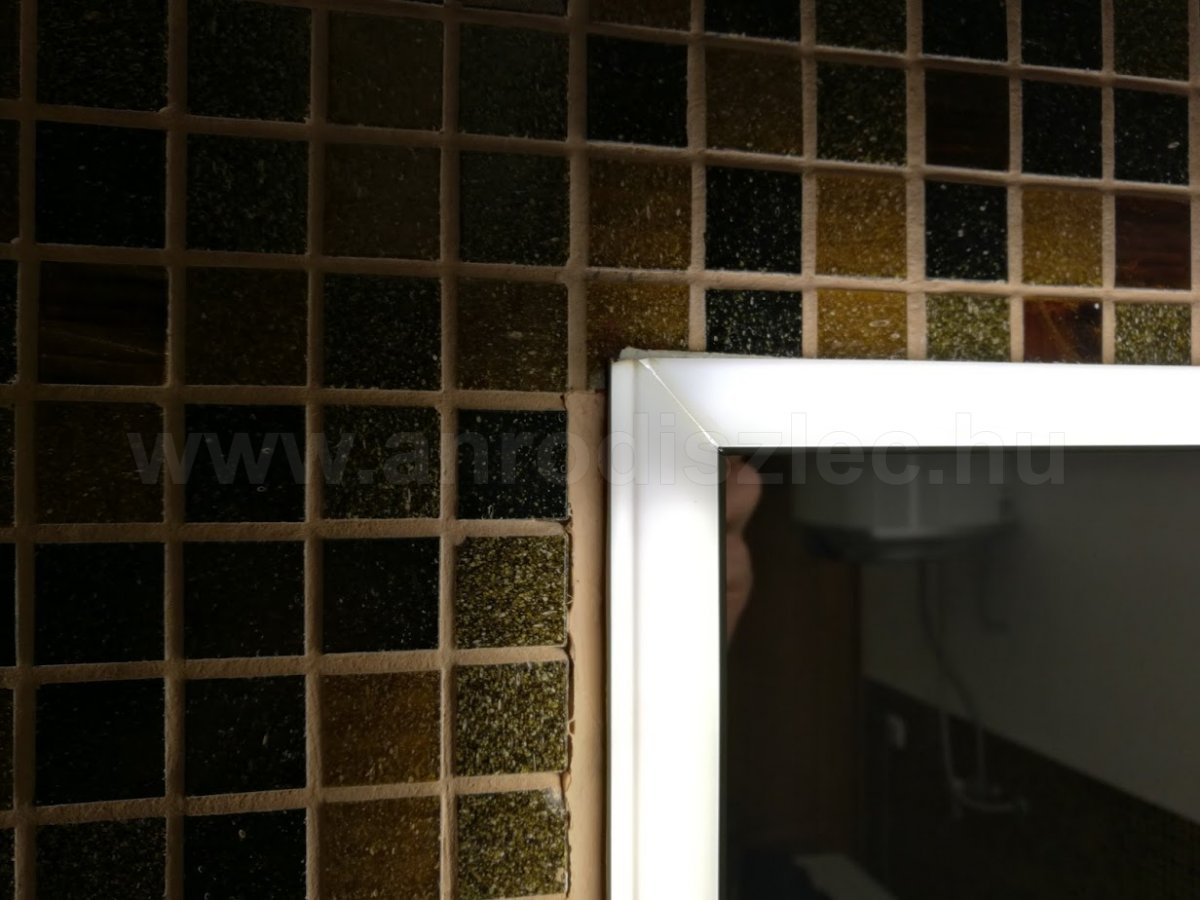 ALP-005 ledprofil gérbe vágva, 45 fokos illesztéssel, tükör keretezéshez