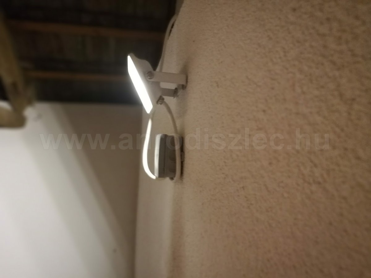 LED reflektor 10 Watt. A fehér homlokzaton szép a fehér fényvető, pedig egy szürke kötődoboz is felkerült alá.