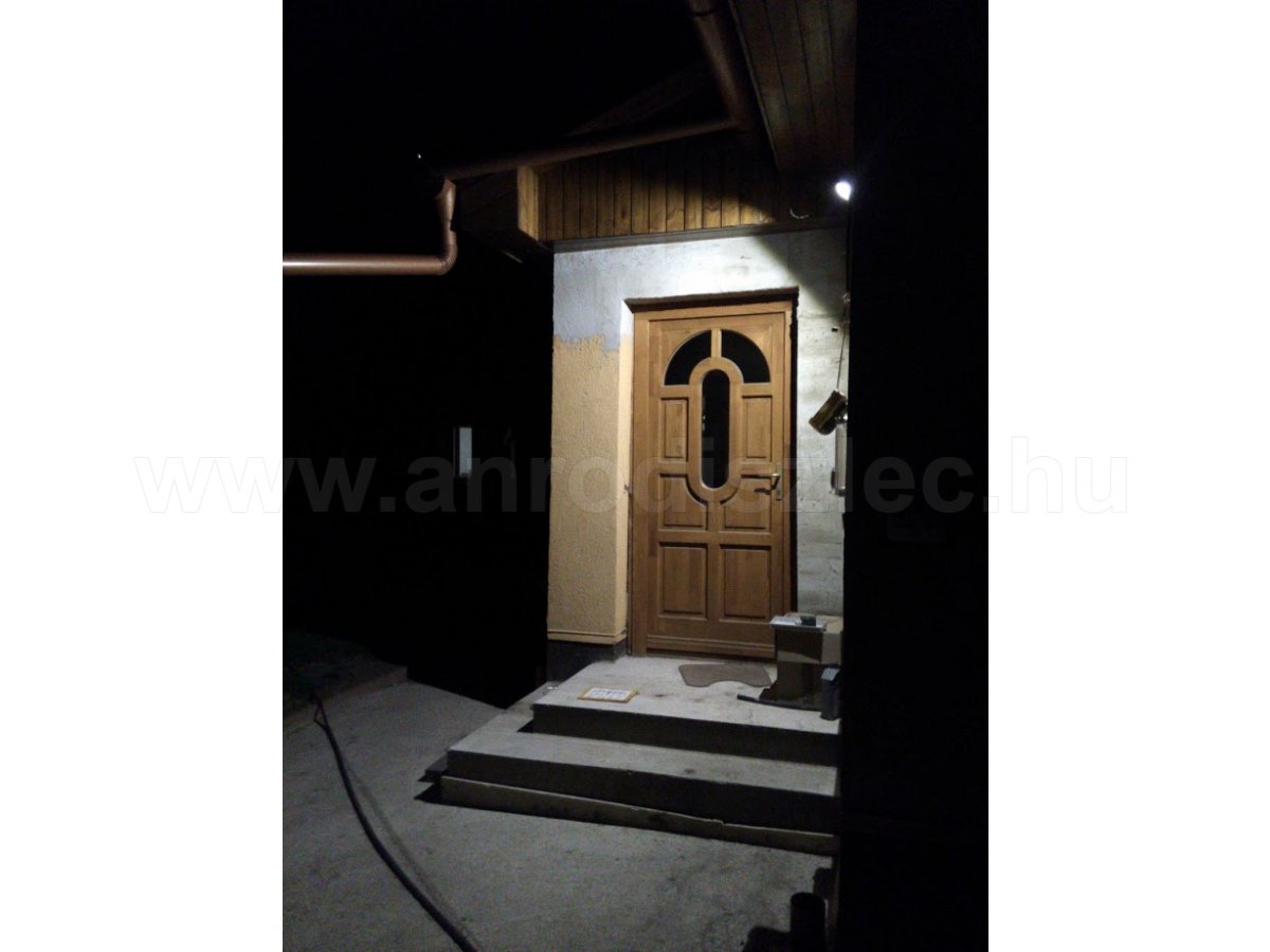 10 Wattos LED fényvető bejárathoz