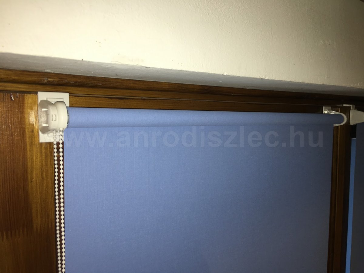 Akciós roló kék színben. Napkizárás leeresztett rolóval.