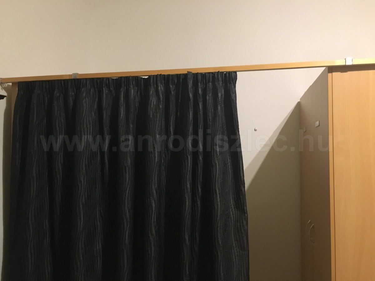 Belső sínes karnis öltözőhöz