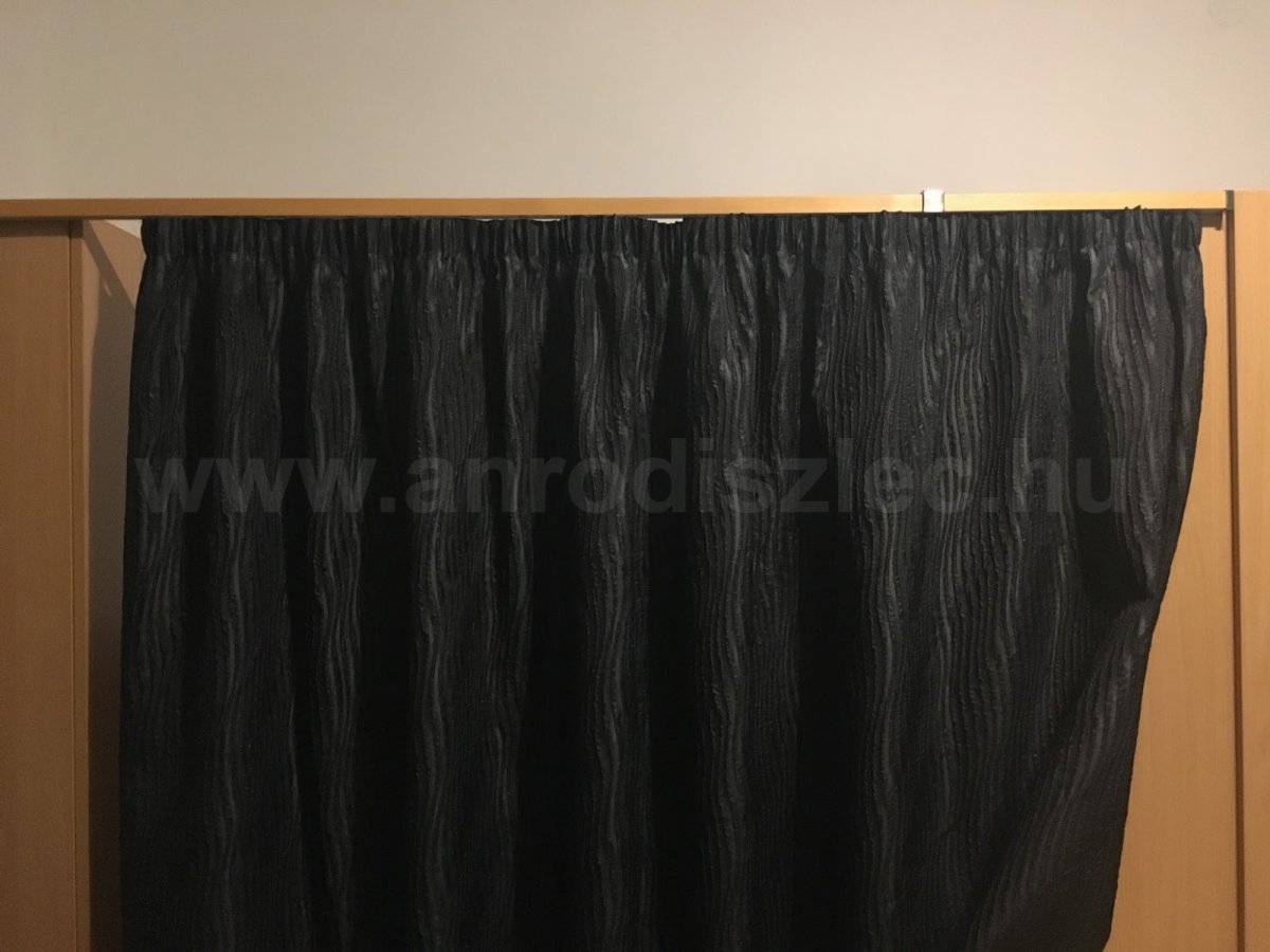 Belső sínes karnis öltözőhöz blackout függönnyel (jól takar és végig lehet húzni a két konzol között, hogy ne lehessen belátni, mint egy próbafülkénél)