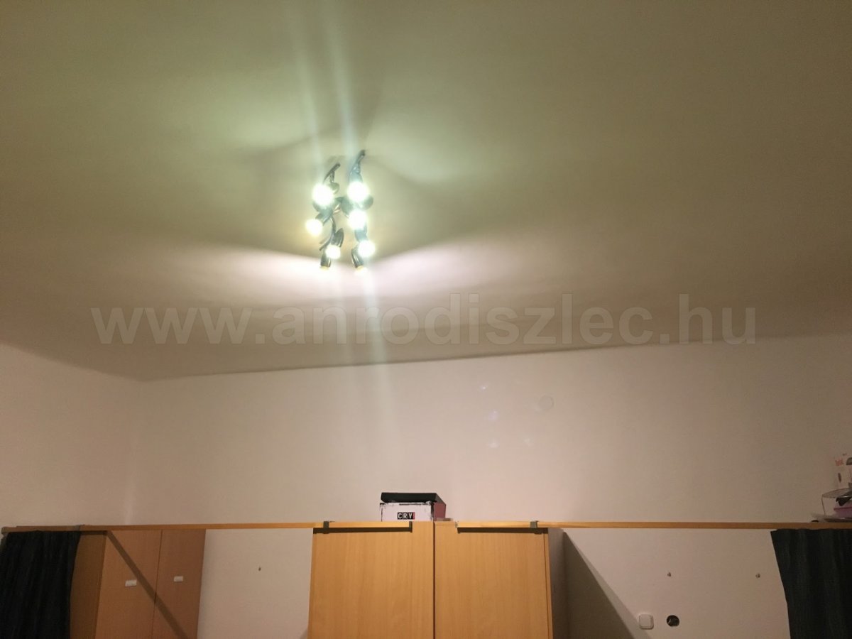 Molli spotlámpák a kanluxtól. Két négyes van egymás mellé szerelve.