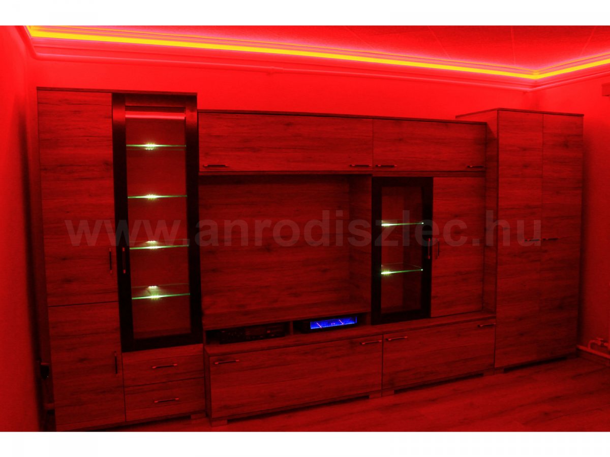 Nappali szoba RGB színváltós fénnyel és szekrény LED polcvilágítással (piros)
