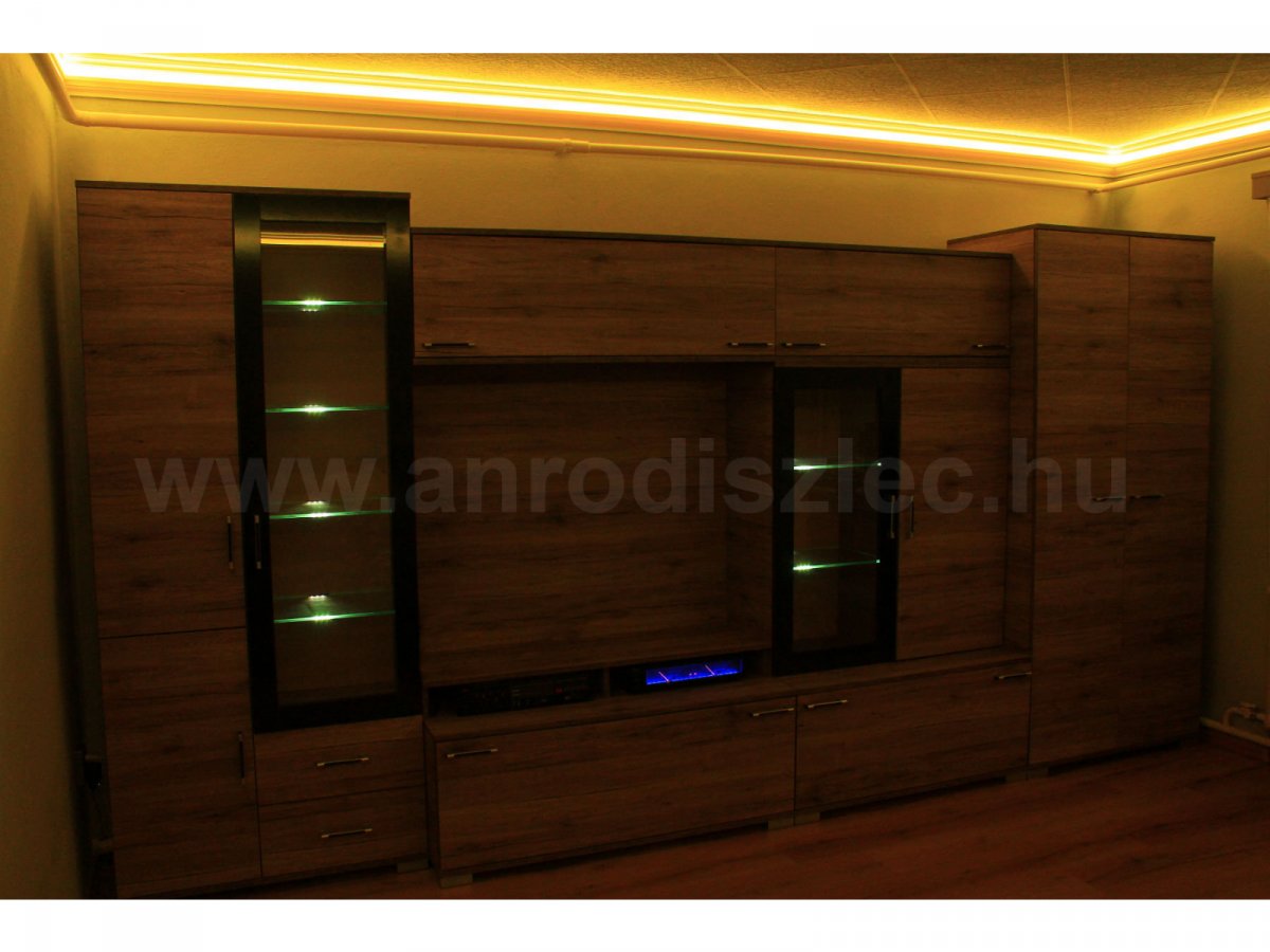 Nappali szoba RGB színváltós fénnyel és szekrény LED polcvilágítással (sárga) 