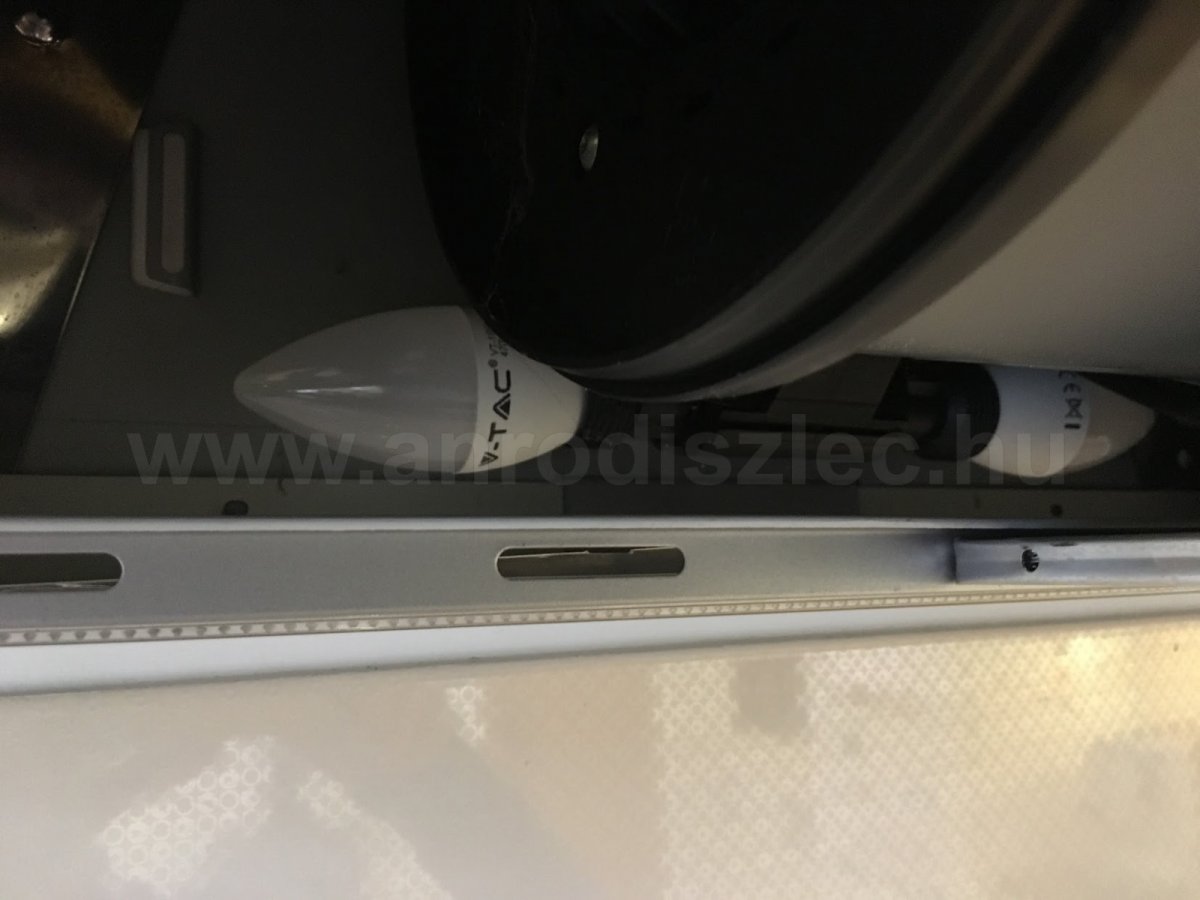 E14 LED gyertya fény nélkül. A tartozék halogén izzók helyére LED lámpát tettünk a páraelszívóba, hogy erősebb legyen a fény.