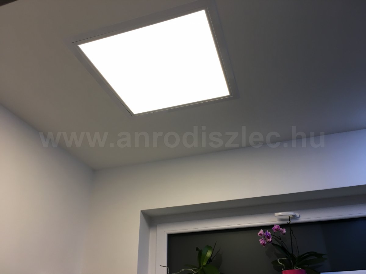 Fürdőszobai fővilágítás süllyesztőkeretbe épített melegfehér LED-panellel