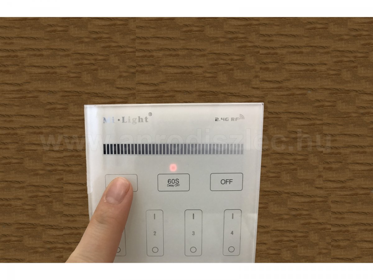 Ez a vezérlő világít és hangot is a led szalag vezérlése, ki-bekapcsolása közben