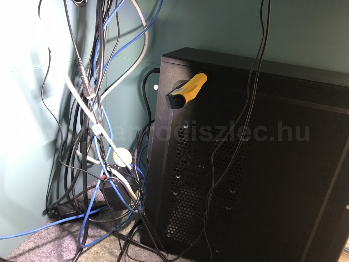 Elemes kézi lámpa mágneses számítógépházra fogatva.