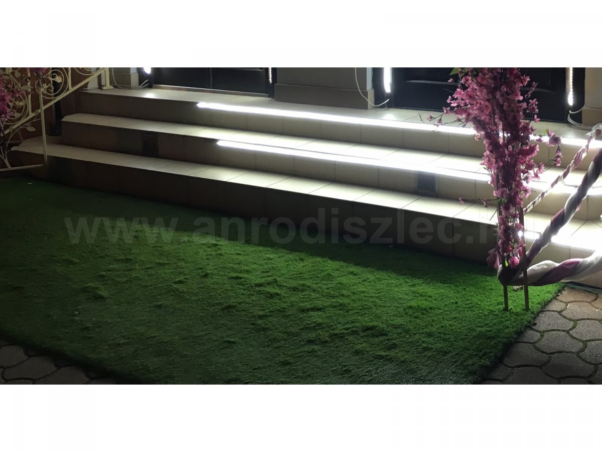 LED szalag sétálóutcai üzlet lépcsőjére ragasztva