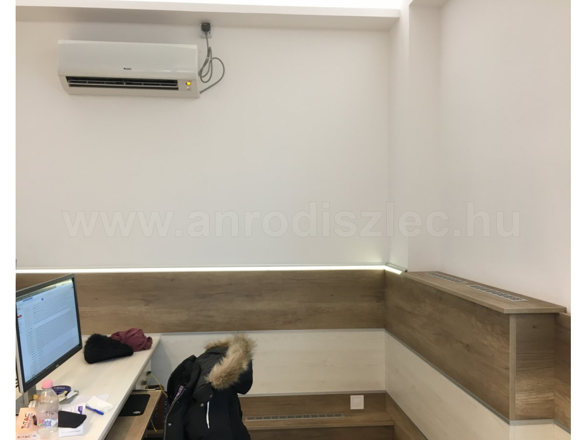 Céges iroda bútorlap falburkolással led hangulatvilágítással