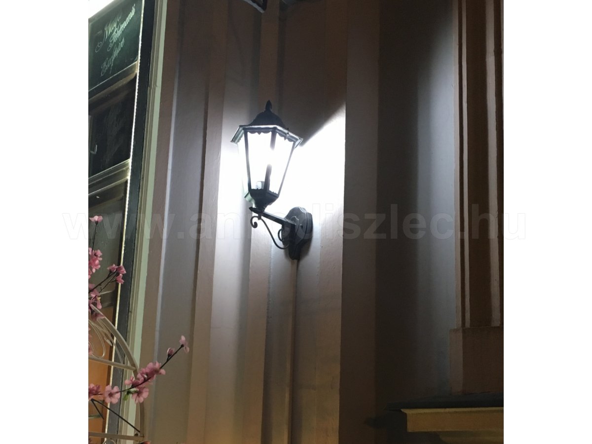 Hagyományos fali lámpa ledes világítással.