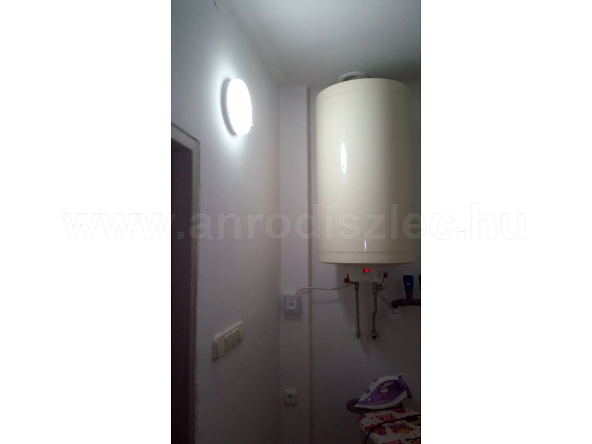Falon kívüli LED panel fürdőszobában - bojler mellé felszerelve, felkapcsolt fénynél.