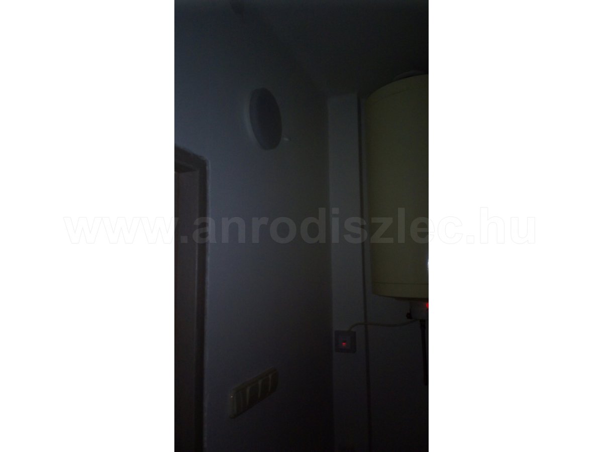 Falon kívüli LED panel fürdőszobában - bojler mellé felszerelve, lekapcsolt fénynél. 