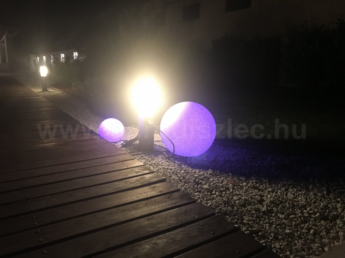 Kültéri gömb lámpa elosztóból színes izzóval