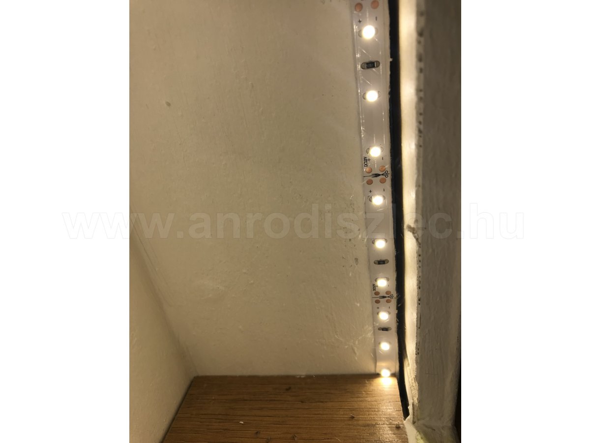 Gipszkartonba ragasztott ledcsík