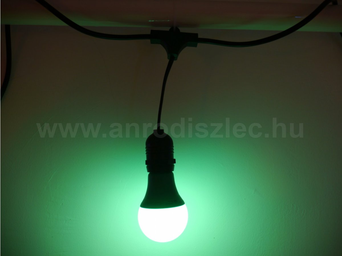 Zöld izzó fényfüzéren