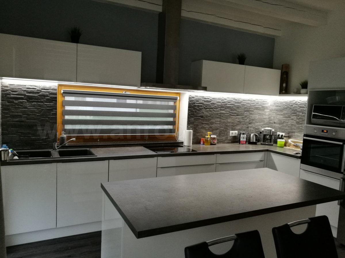 Elegáns és modern konyha led világítással