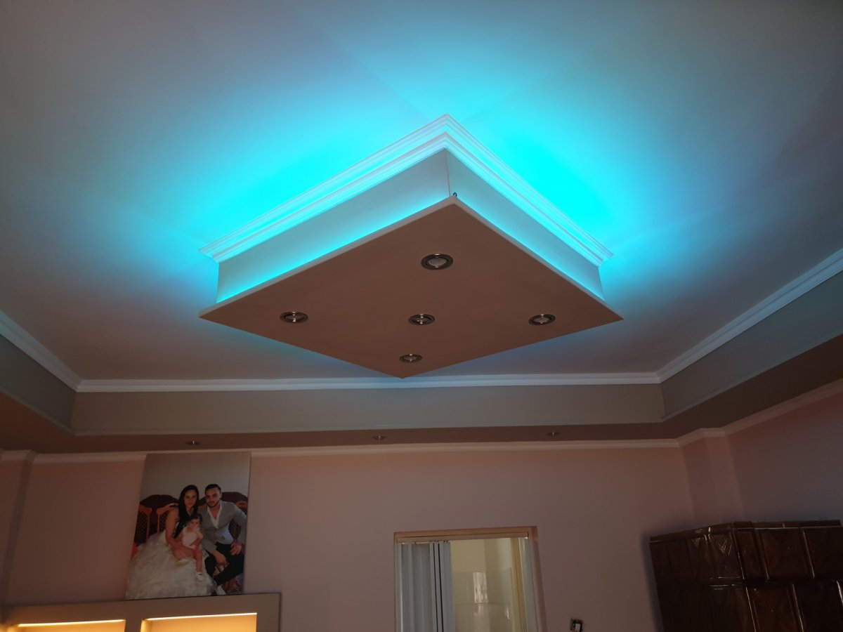 Négyzet alakú gipszkarton mennyezet sziget LED RGB világítással