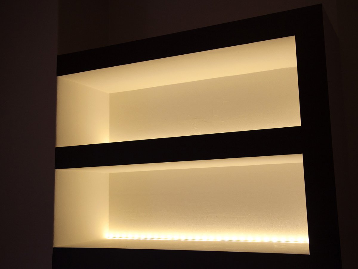 LED szalagos polcvilágítás