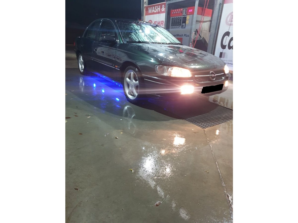 Opel Omega személyautó alatt kék led világítás