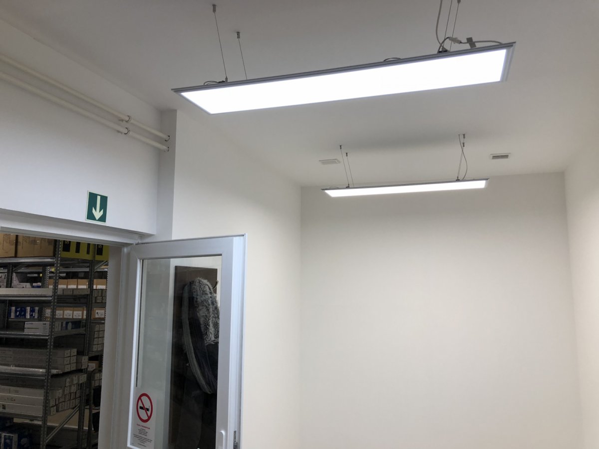 120x30 cm LED panel kis iroda világításához, vezetői irodában