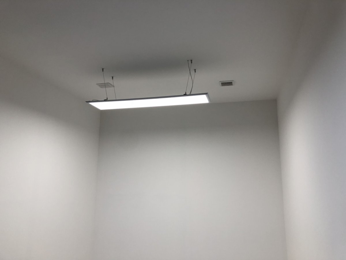 120x30 cm LED panel világításhoz, vezetői irodában