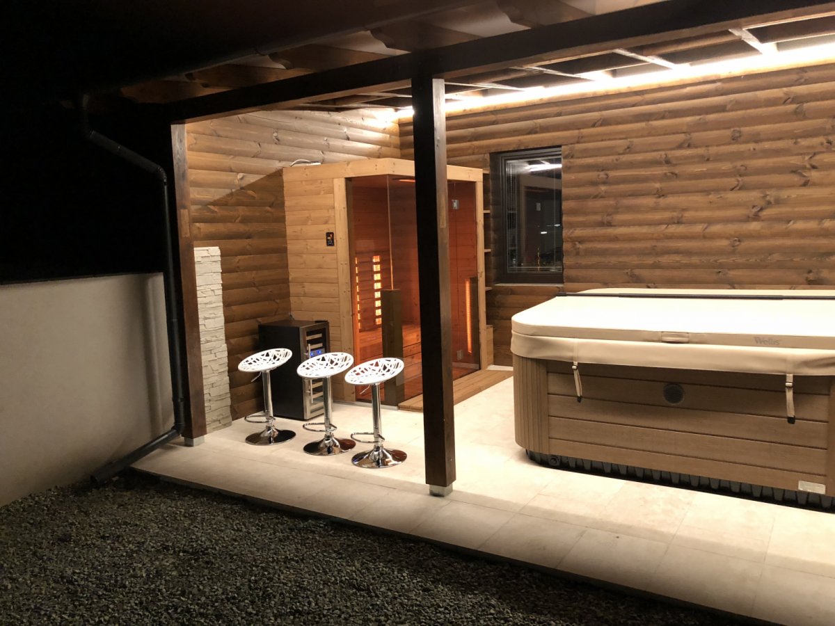 Elkészült a házi wellness: infraszauna, wellis medence, fa burkolat, led világítás