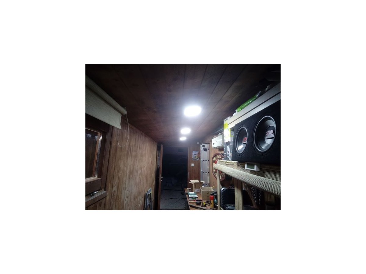 Belső világítás 12 wattos LED panelekkel