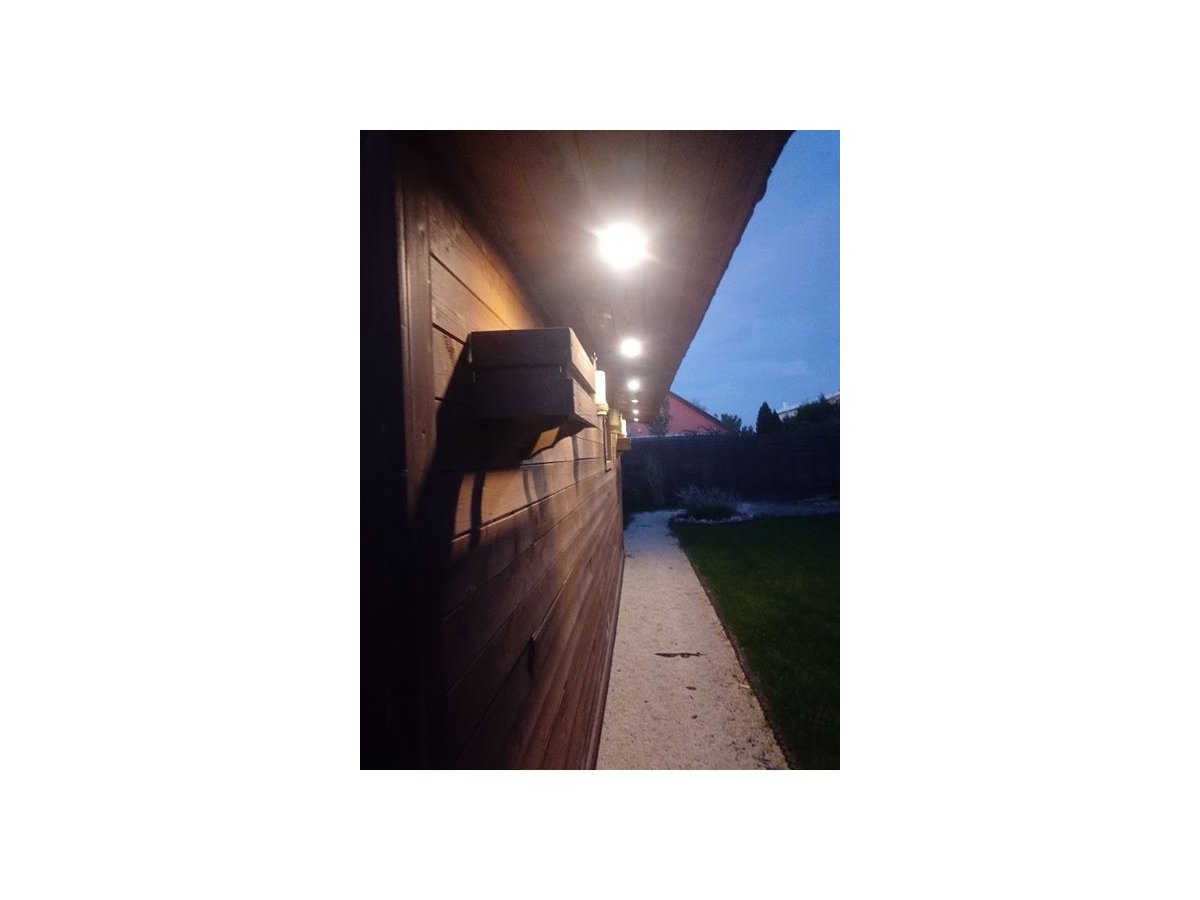 LED spotlámpák fa stablondeszkába beépítve