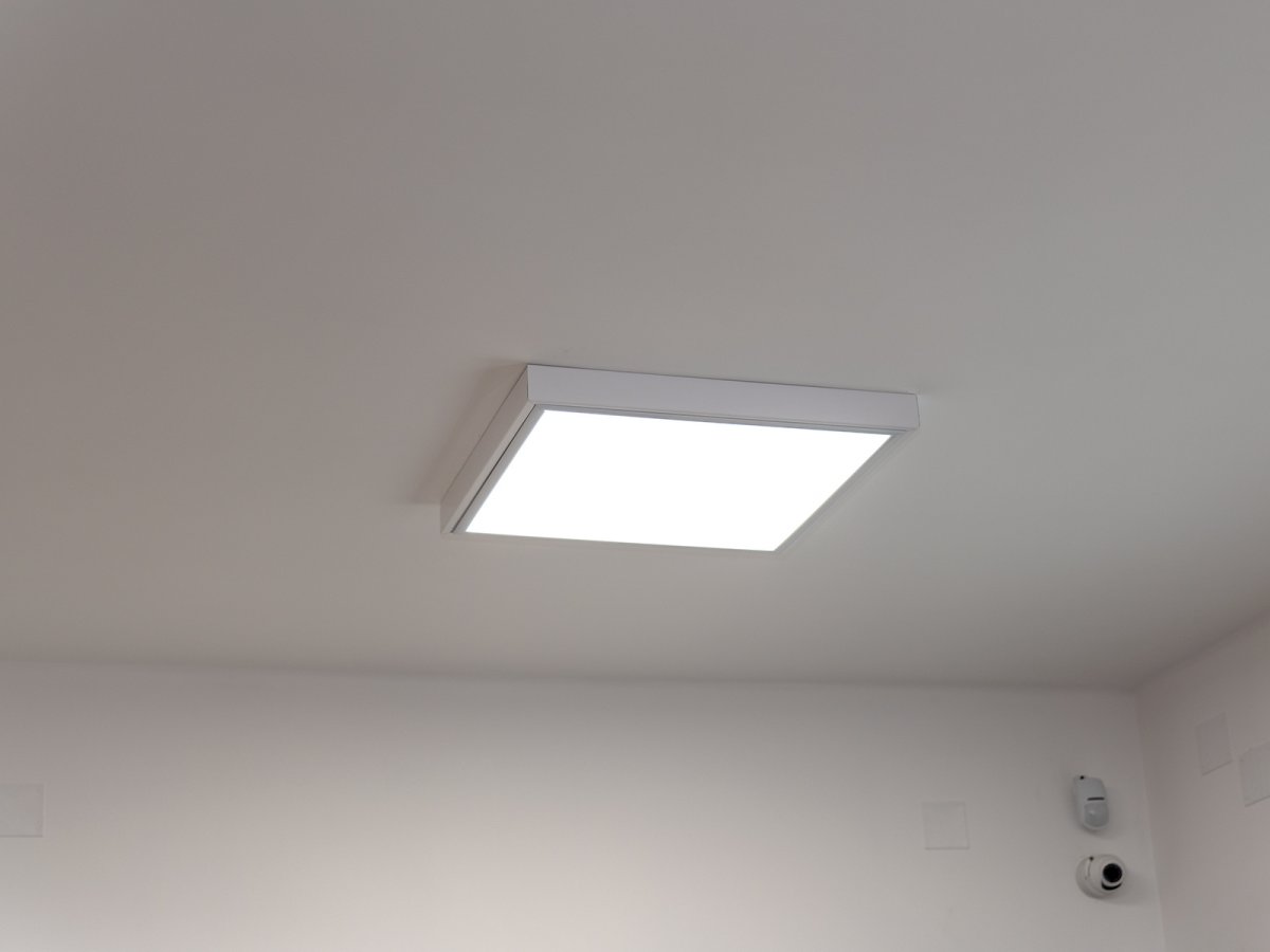 60x60 cm LED panel világítás kiemelő keretben mennyezetre szerelve