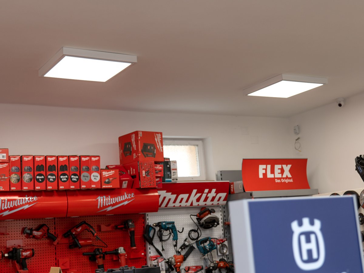 LED panel világítás szerszámüzletben