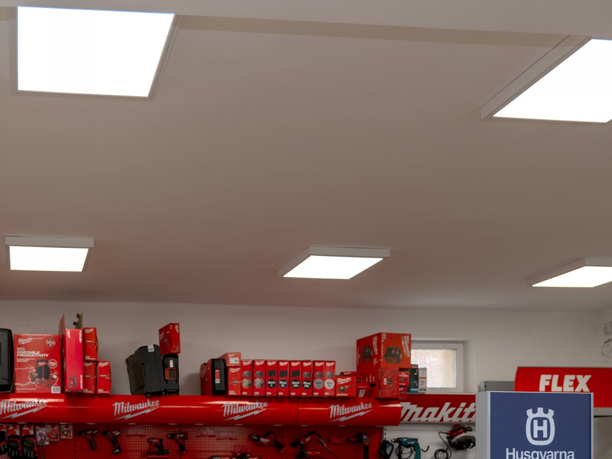 LED panel világítás szerszámbolt mennyezetén
