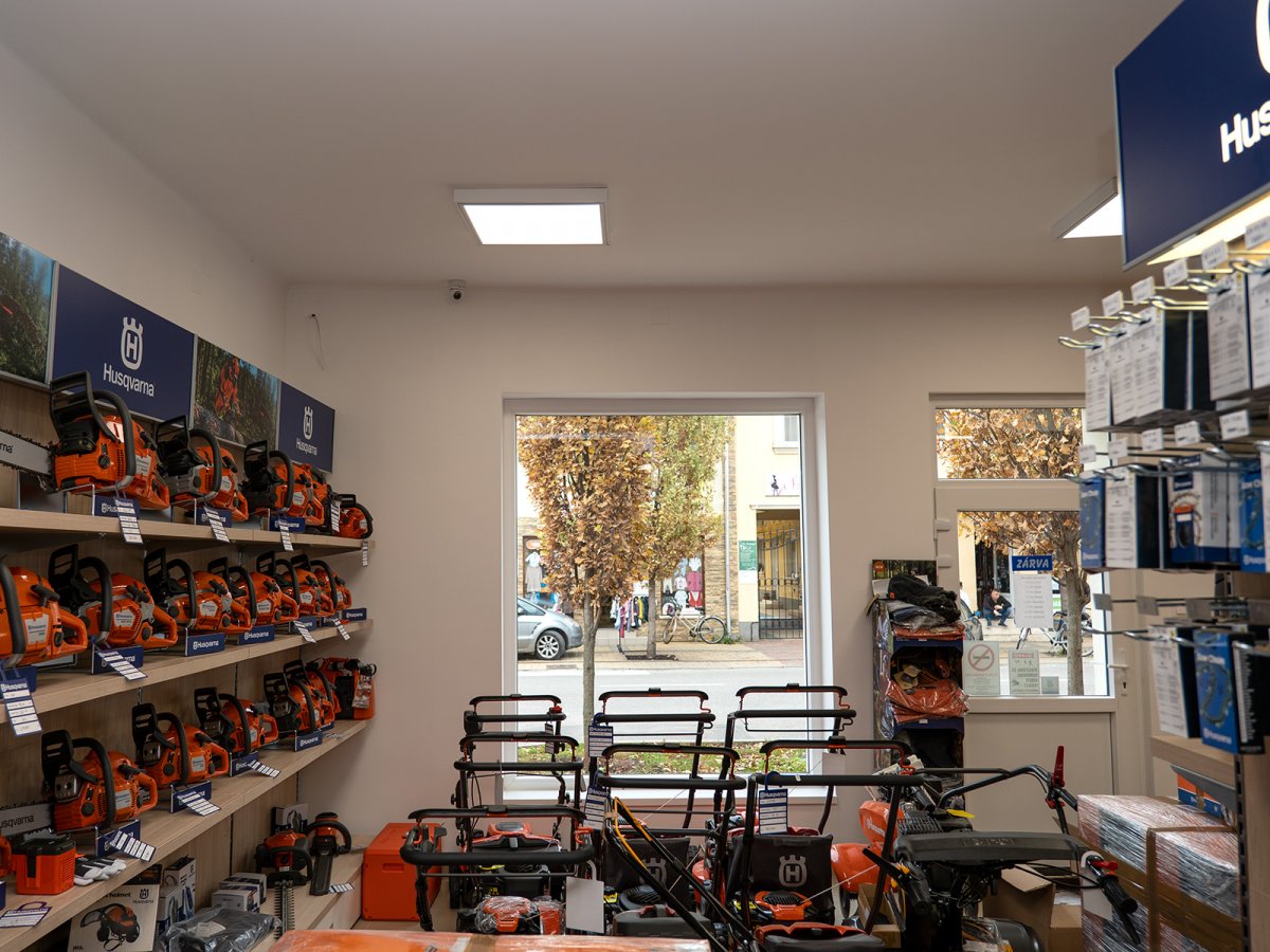 Husquarna márkabolt LED panel világítással