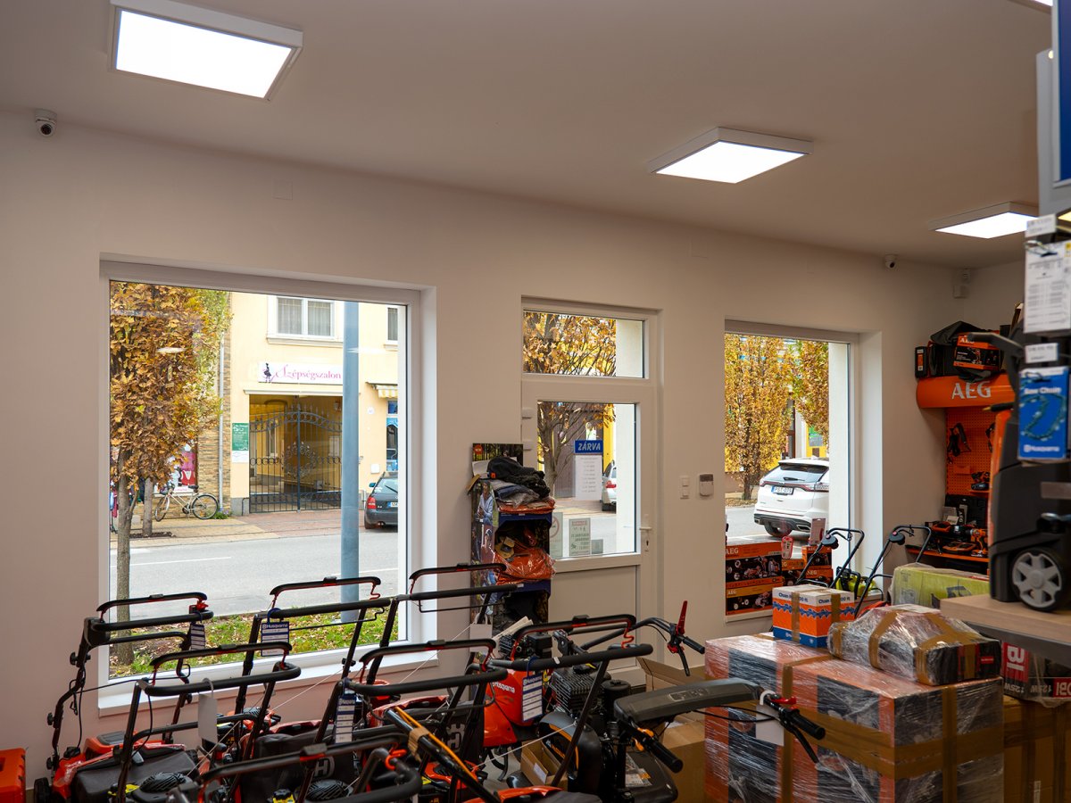 Világítás 60x60 LED panelekkel fűnyíró szaküzletben