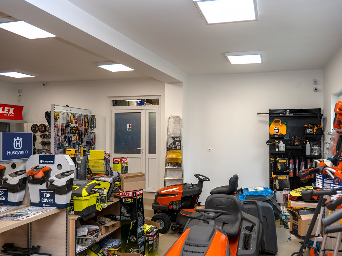 LED panel világítás Husquarna szerszámüzletben