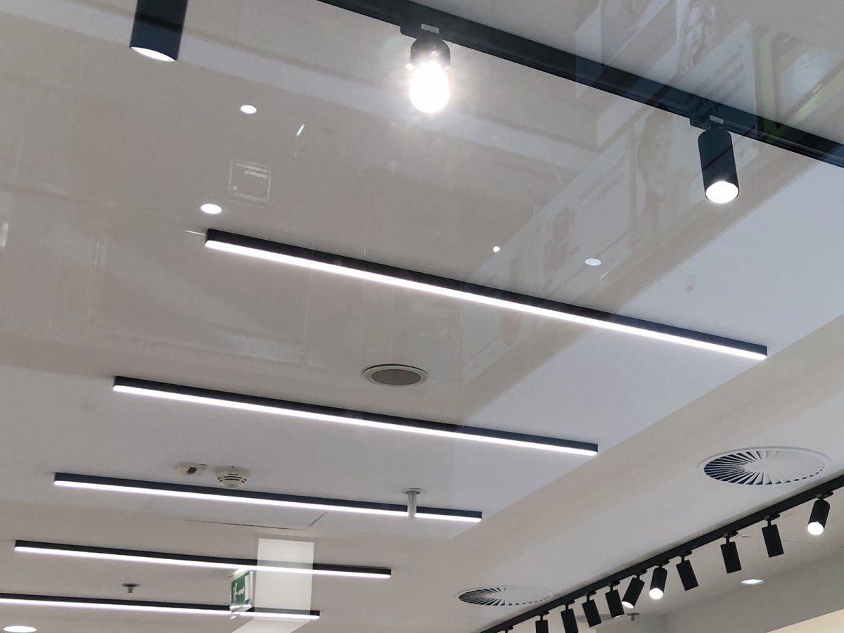 Fekete sínes LED lámpák fehér mennyezeten, led szalaggal kiegészítve