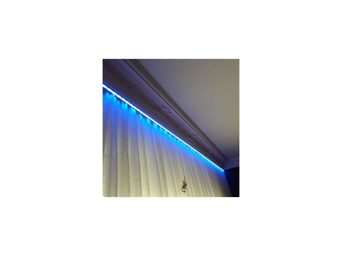 Díszlécre ragasztott RGB LED szalag függöny megvilágításához