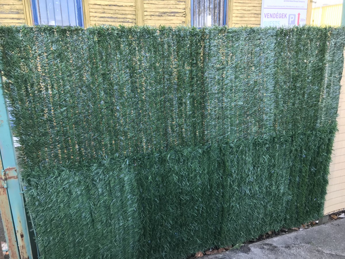 Műsövény kerítéstakarásra. Zöld mint az igazi, de nem kell ápolni. 