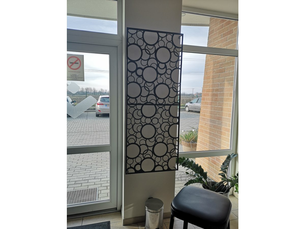 Fém fali dekoráció 60x150 cm: feketére festett kör minták modern lakásokba és modern kertekbe
