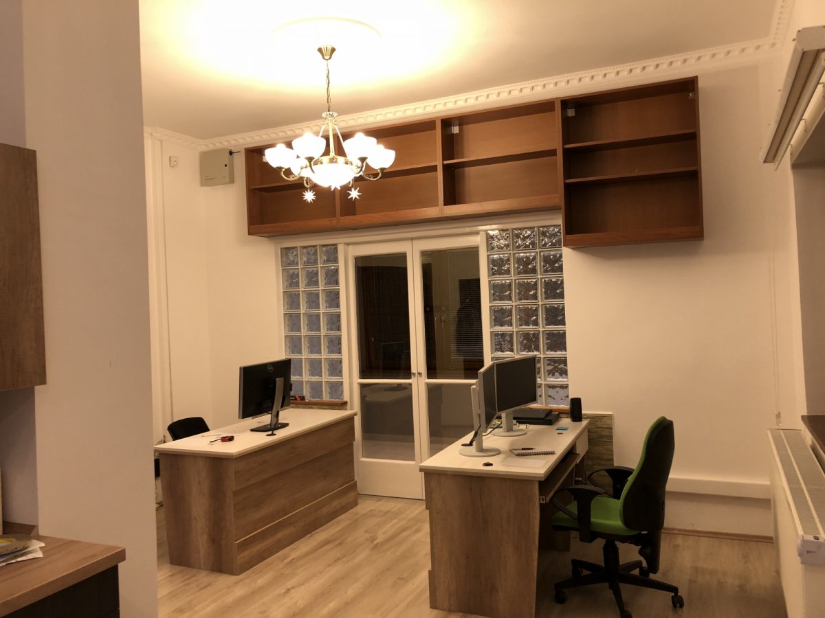 Iroda klasszikus és modern stílusban (mintás díszléc, sok burás csillár)
