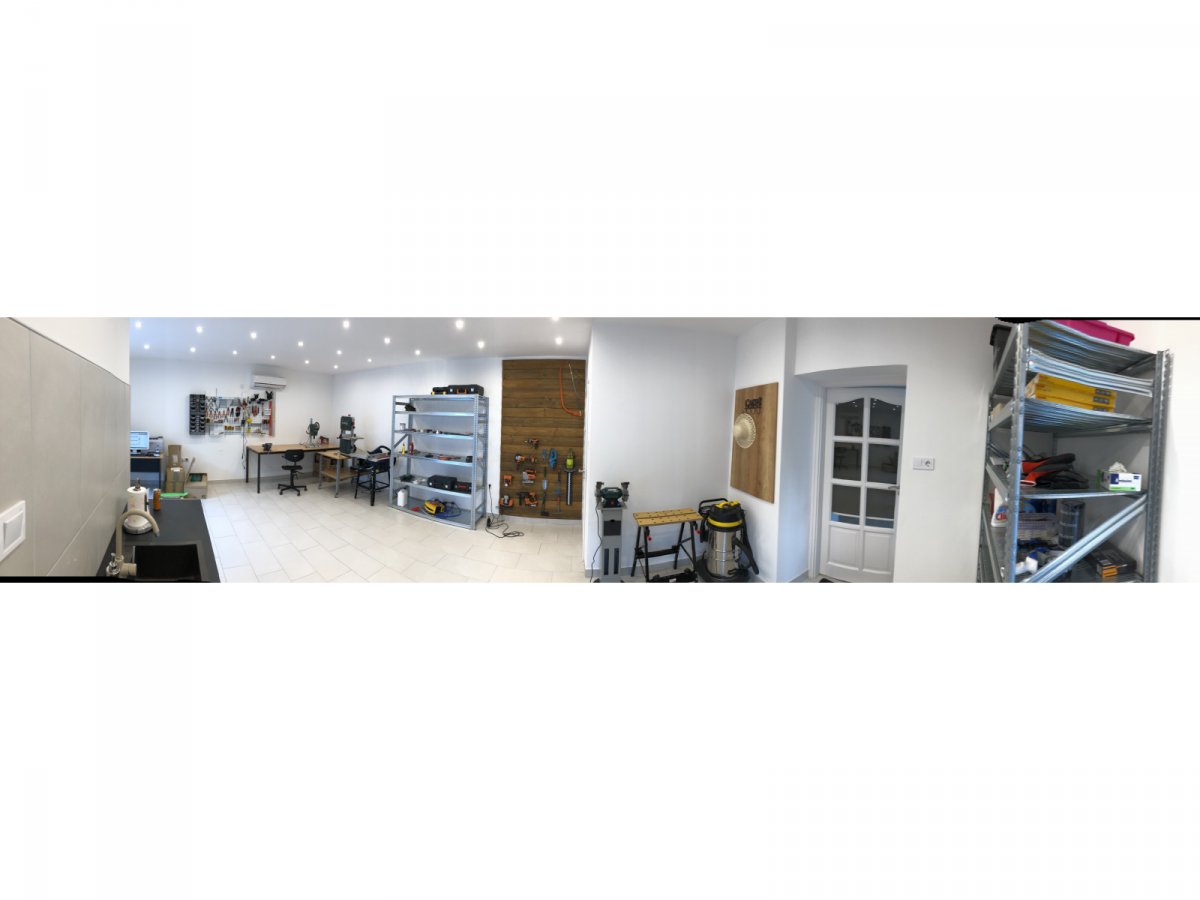 Panorámakép a műhelyről. Modern, tágas, szerszámokkal felszerelt.