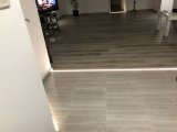 Csempe és laminált padló elválasztása világító led alu csíkkal