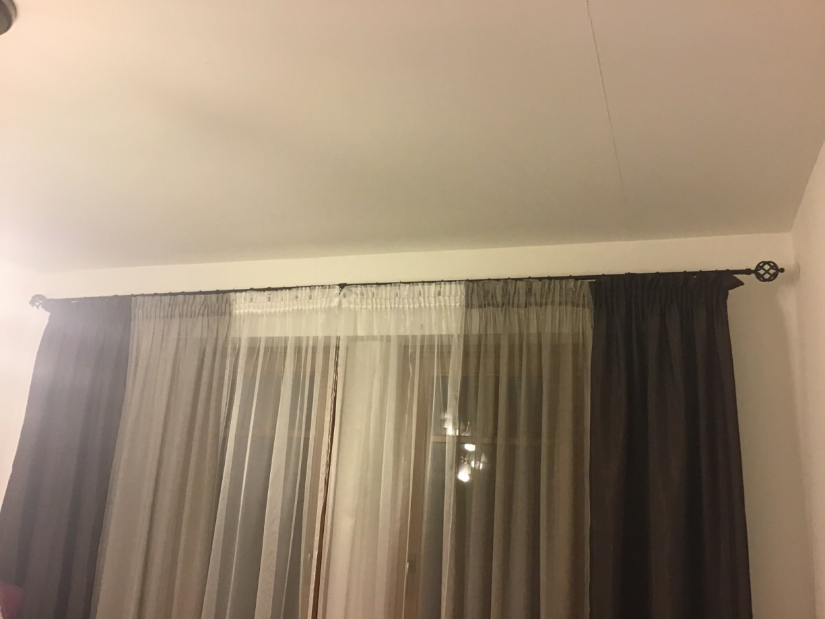Széles dupla ablak 280 cm hosszú függönykarnissal
