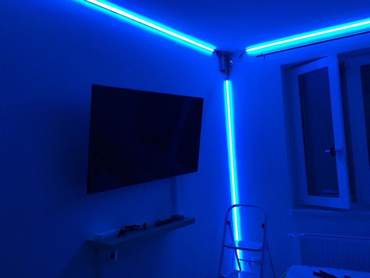 A szoba sarkaiba szerelt alu profilból világít a led szalag