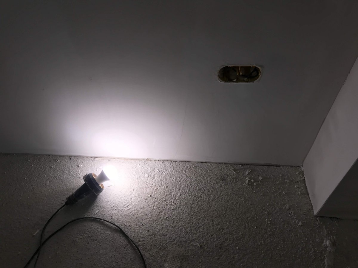Szerelő lámpa E27 LED lámpával