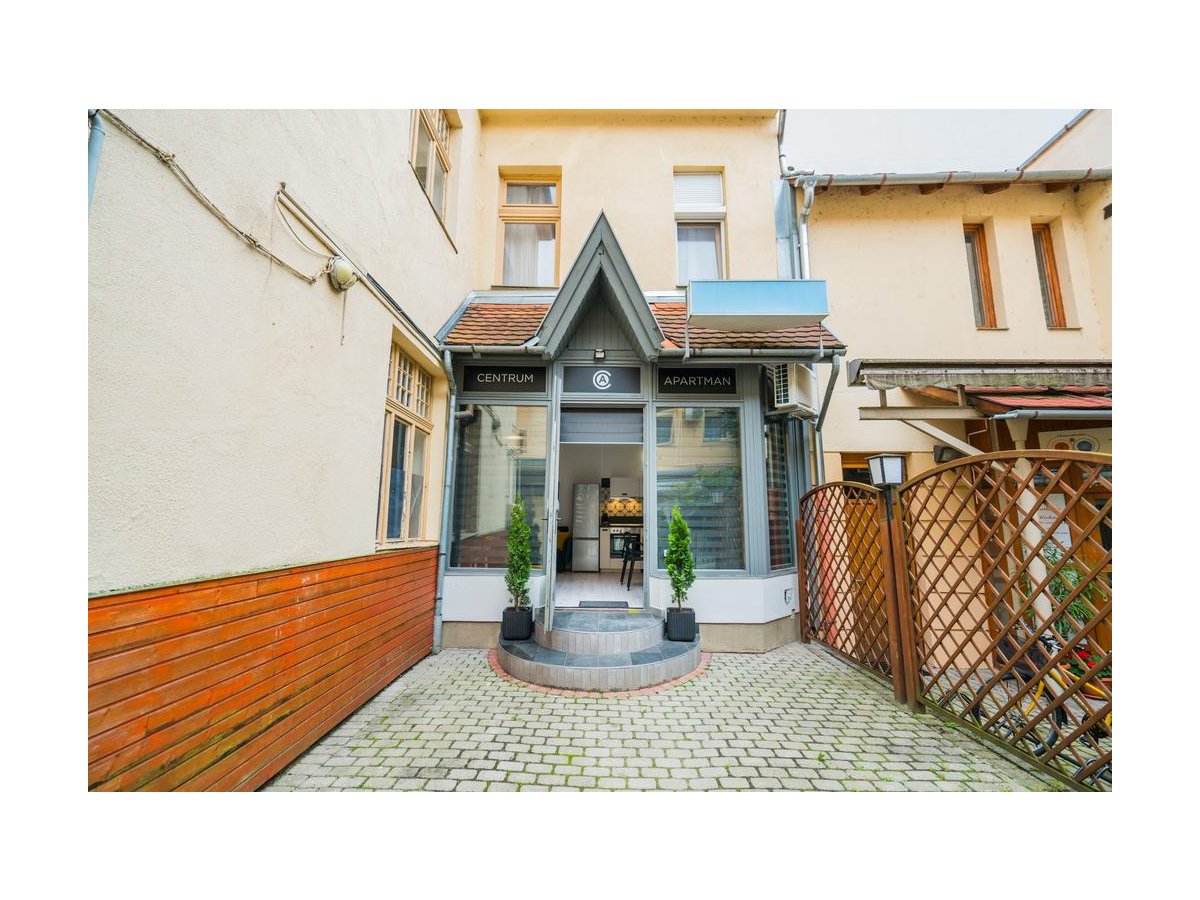 Centrum Apartman bejárat - led reflektoros világítás